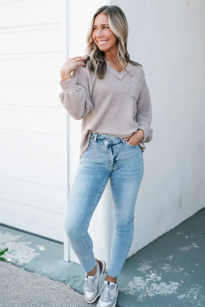 Eden Raw Edge Detail Waffle Knit V Neck Top - Imagen 6