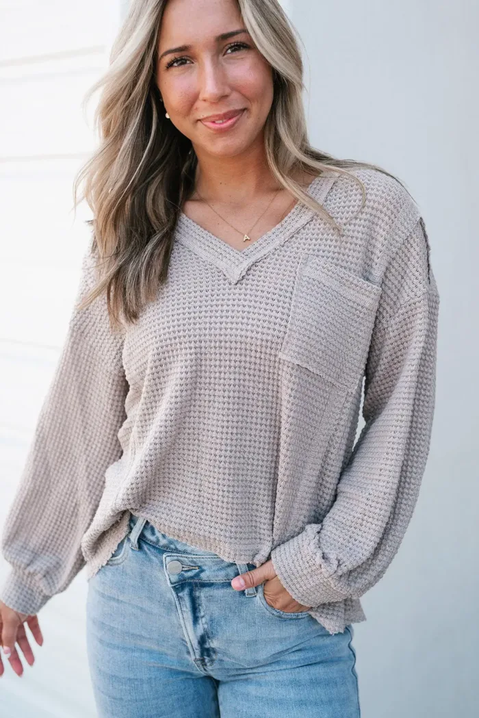 Eden Raw Edge Detail Waffle Knit V Neck Top - Imagen 8