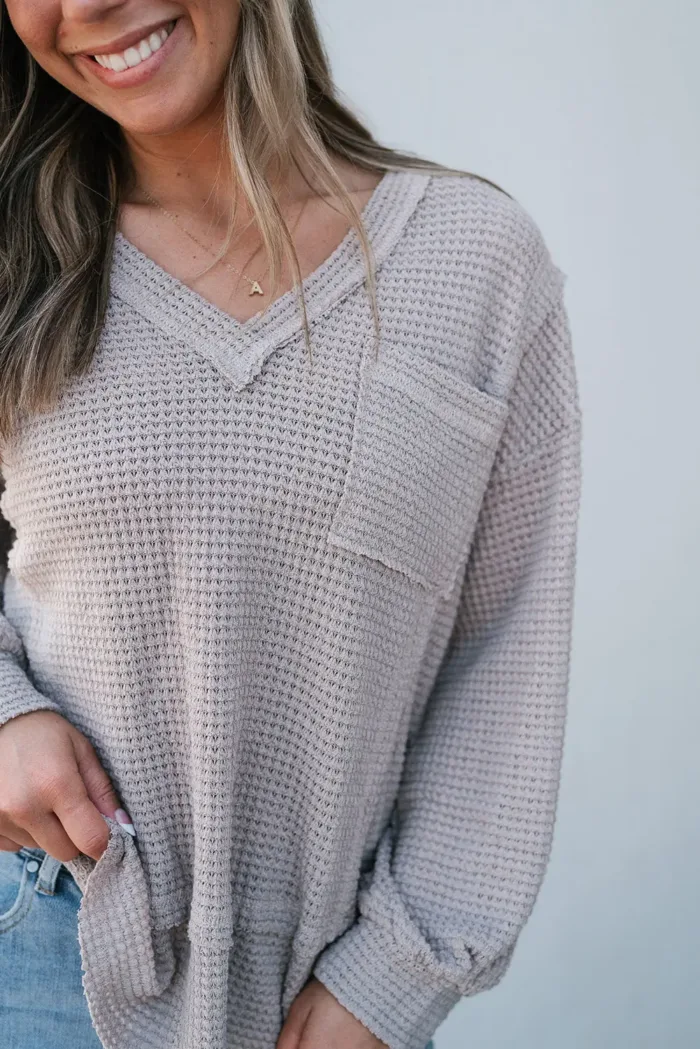 Eden Raw Edge Detail Waffle Knit V Neck Top - Imagen 13