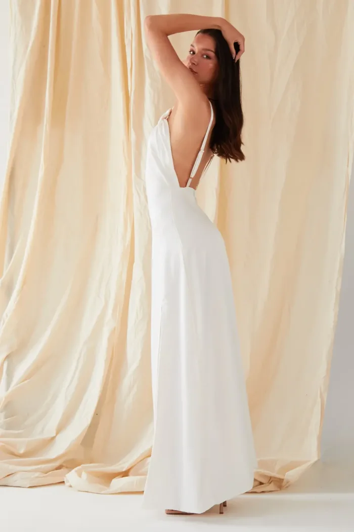Asymmetric White Maxi Dress - Imagen 9