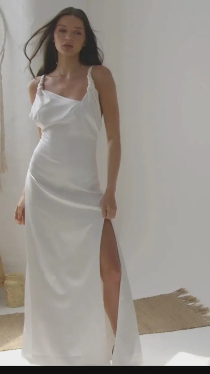 Asymmetric White Maxi Dress - Imagen 15
