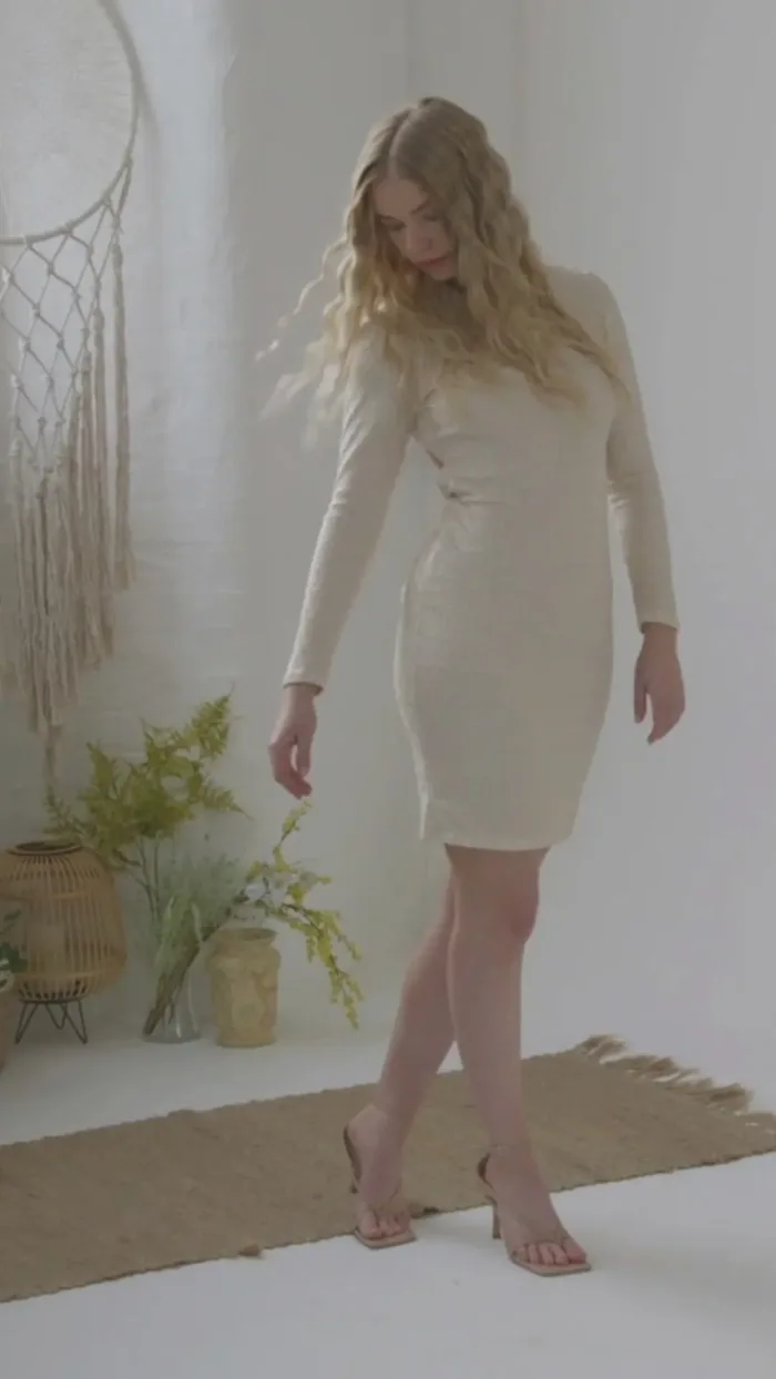 Ivory Long Sleeve Backless Dress - Imagen 14